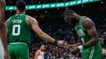 乐鱼电竞官网-NBA名宿JR·史密斯阐述凯尔特人队核心是杰伦·布朗，而非塔图姆